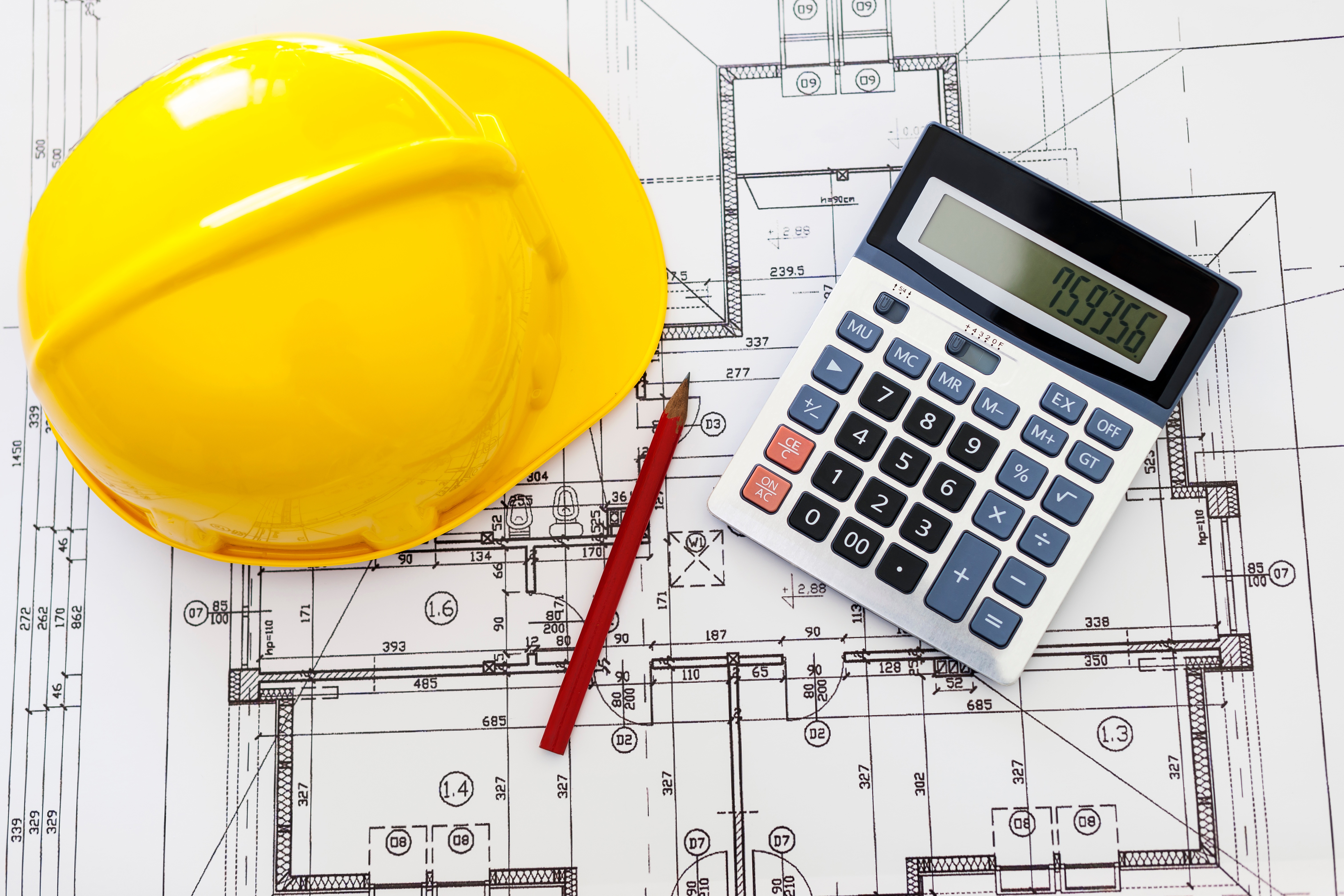 Schutzhelm und Taschenrechner als Symbol für Umfinanzierung und Modernisierung